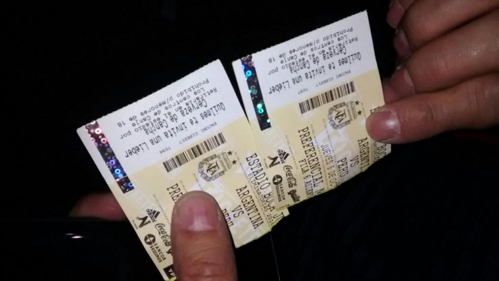 Gastaron 8 mil pesos en entradas truchas y lo vieron en un bar