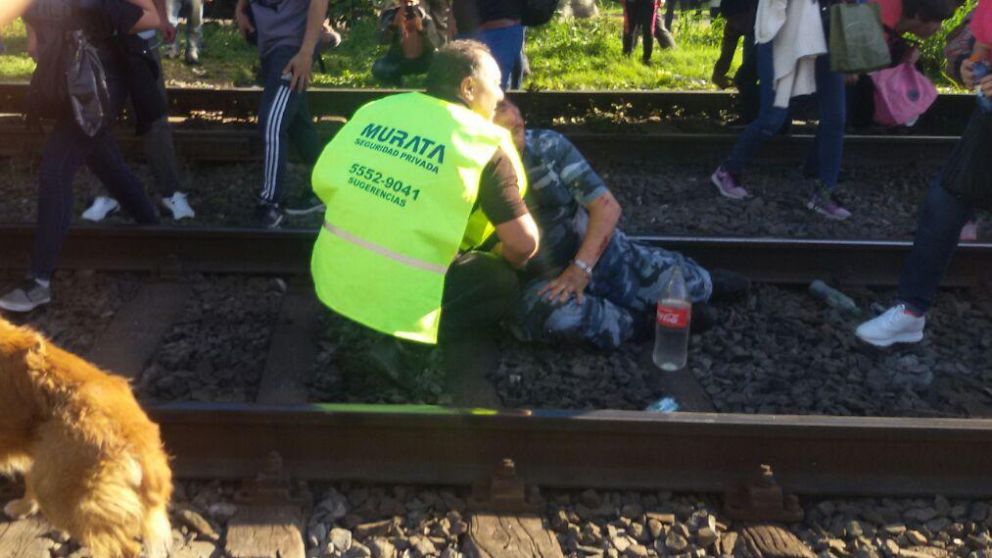 Tren embistió micro de presos: murió el policía que conducía