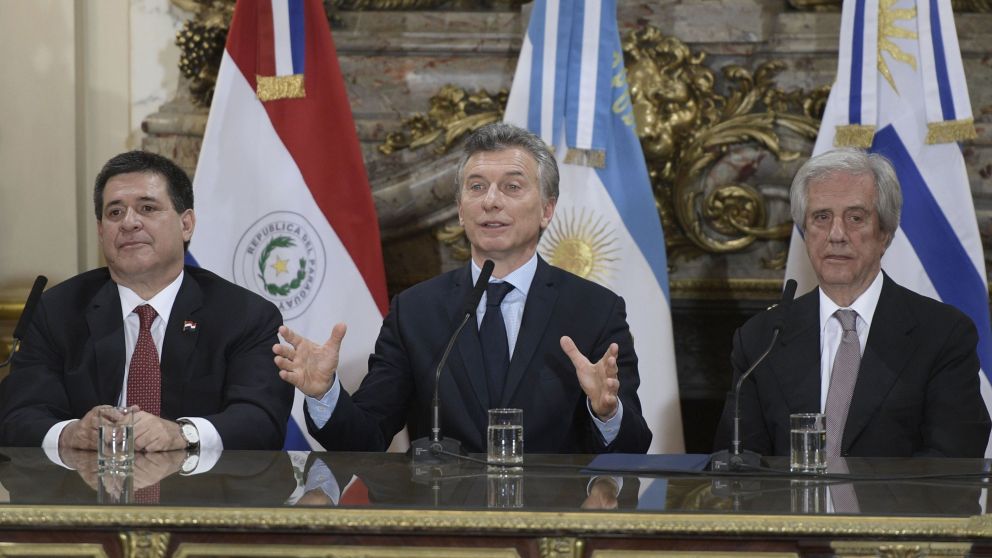 ORGANIZACIÓN. Los presidentes de Paraguay, Argentina y Uruguay hablaron sobre la candidatura al Mundial 2030 (AFP)
