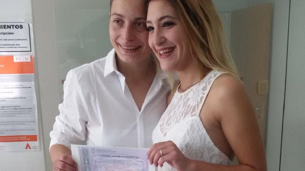 Policía del amor: detuvieron a dos chicas por besarse en público