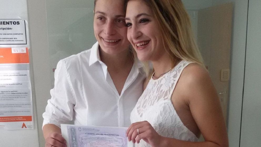 Policía del amor: detuvieron a dos chicas por besarse en público