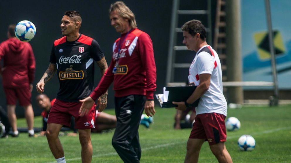 El Tigre Gareca junto a Paolo Guerrero, en un momento de la práctica de ayerr