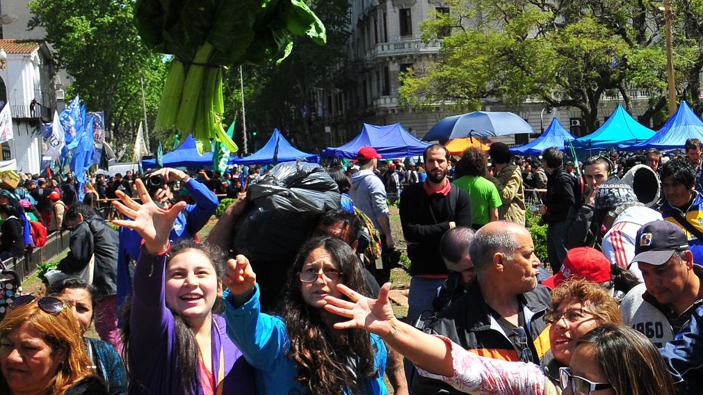 FERIAZO. Revolucionó la zona de Plaza de Mayo, la cual se llenó de gente. (Fabián Ramella/Diario Crónica)