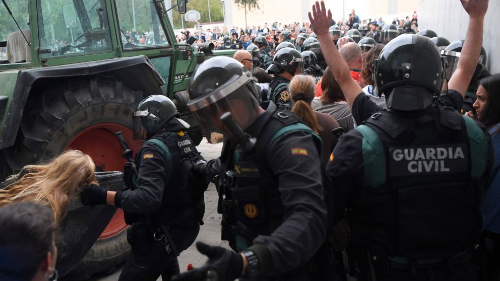 Incidentes para evitar que se vote en Catalunya (AFP)