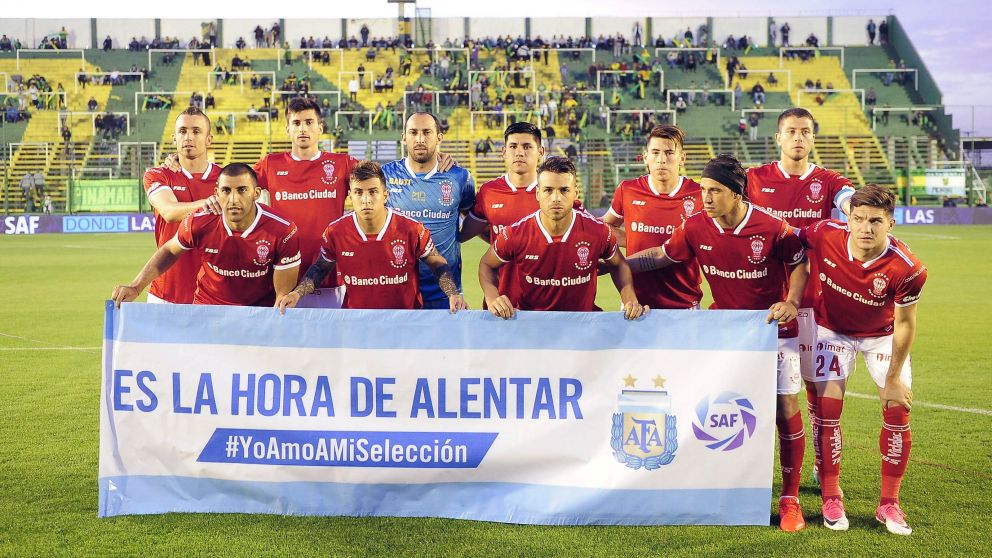 Los futbolistas salieron a la cancha apoyando al seleccionado