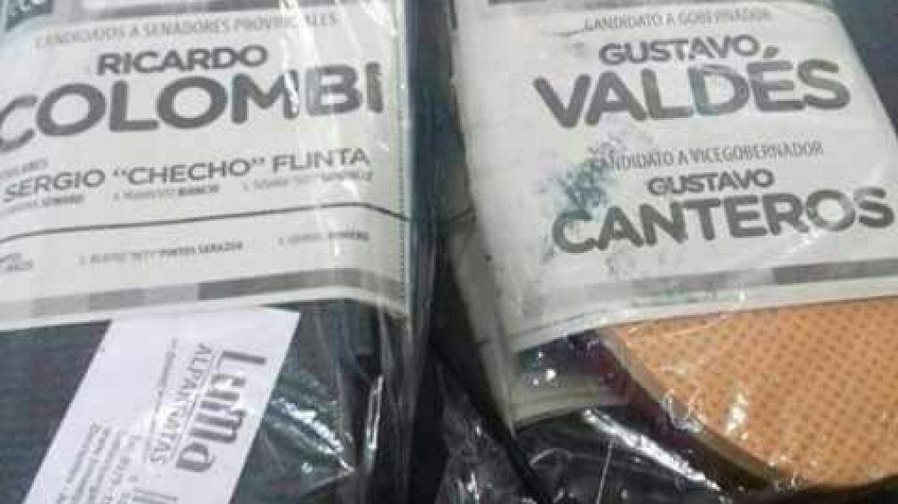 Así entregaban las alpargatas con las boletas de los candidatos.