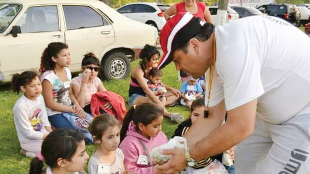 En multitudinarias caravanas, van a cada merendero para repartir lo recaudado.