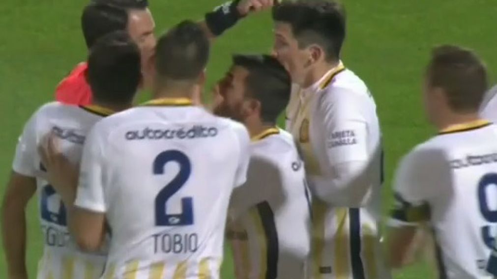 La queja de los jugadores de Central tras la pol�mica jugada. 