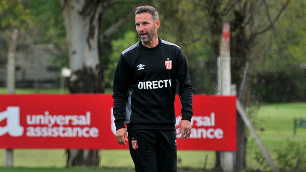 El rosarino comandó su primer entrenamiento (Estudiantes LP Prensa).