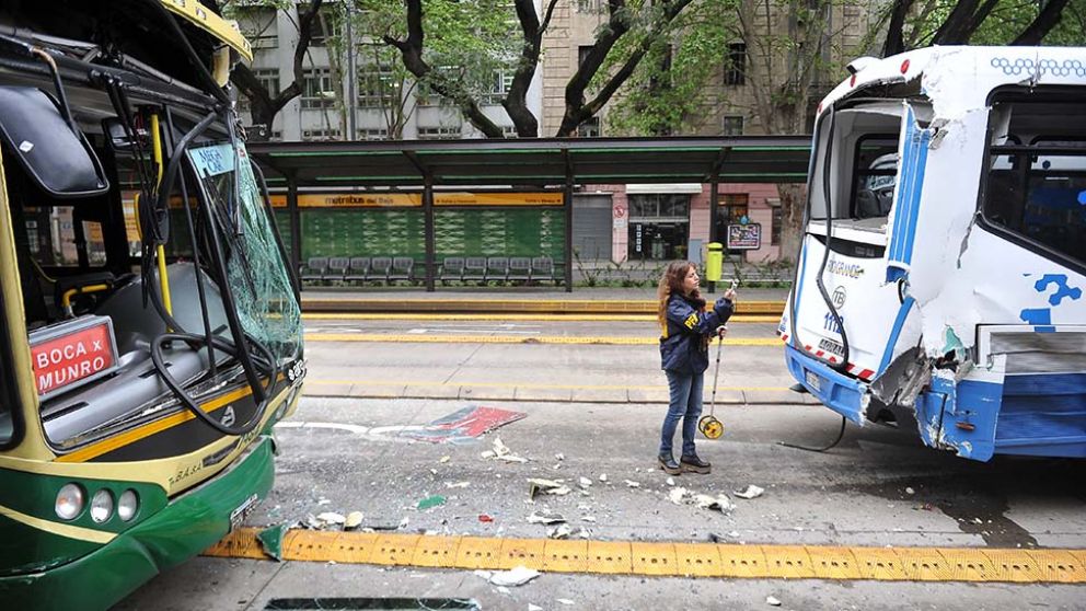 El 130 (verde), impactó contra la parte trasera de la unidad de la línea 8 (blanco). (Télam)