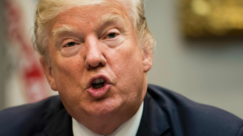 Trump continúa su pelea con jugadores de fútbol americano