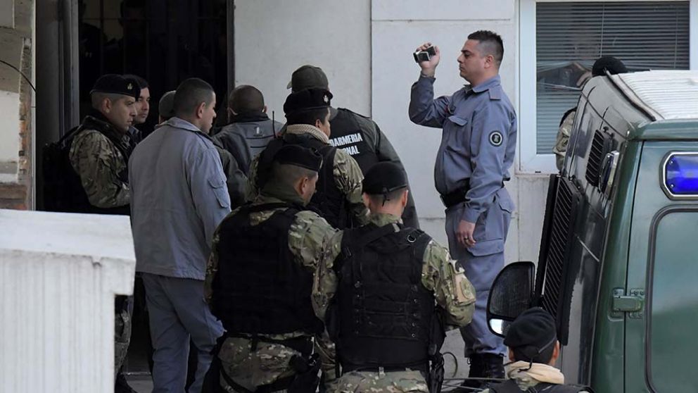 Medina de espaldas. Durante su traslado, súper custodiado.(Télam)