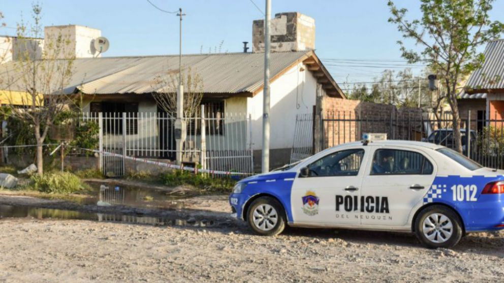 Hallan cadáver maniatado en una cama y con la casa incendiada