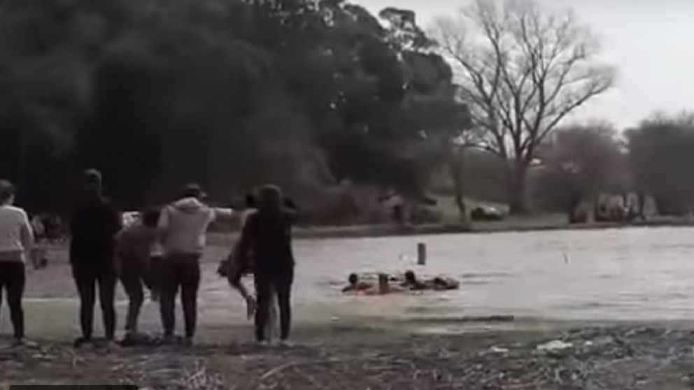 Desesperado intento de rescate de pibe que cayó en una laguna