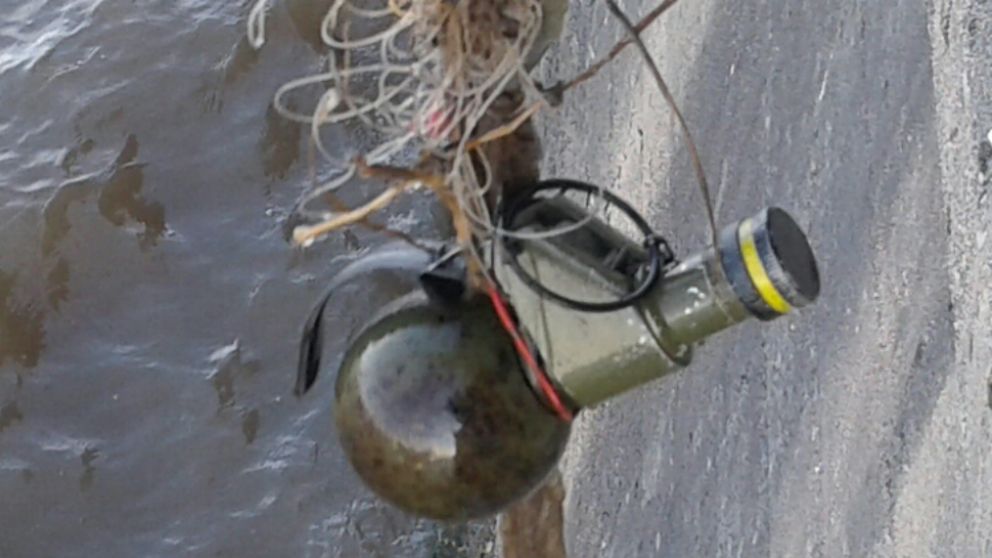 Insólito: "pescó" ¡una granada! en la Costanera