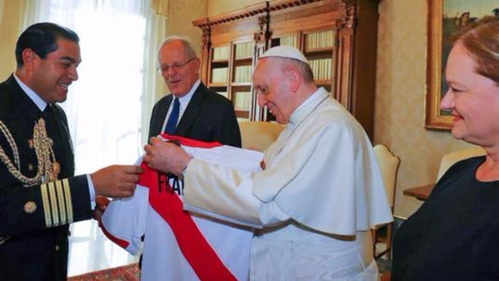 Presidente peruano regaló la camiseta de su selección al Papa