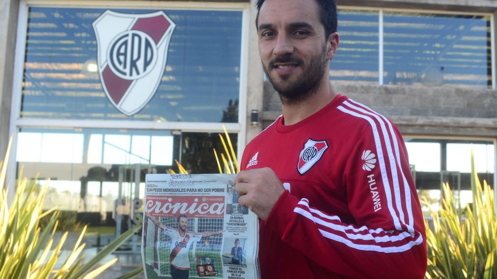 El goleador posa en el predio de Ezeiza con nuestro diario. (Cr�nica -�Claudio Espeche)