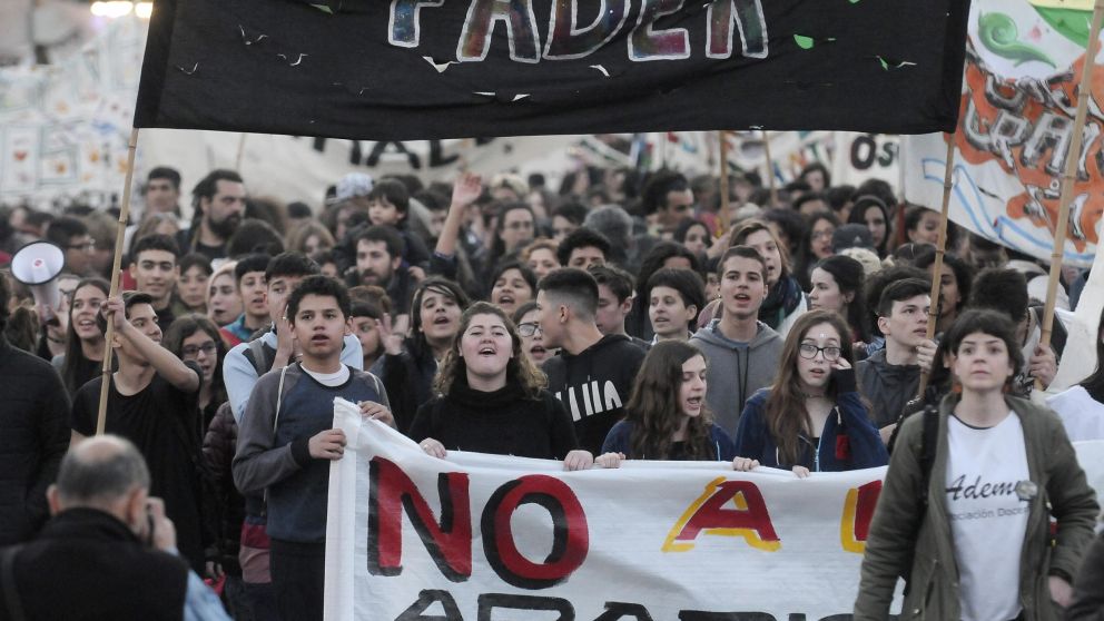Estudiantes marcharon en rechazo a la reforma