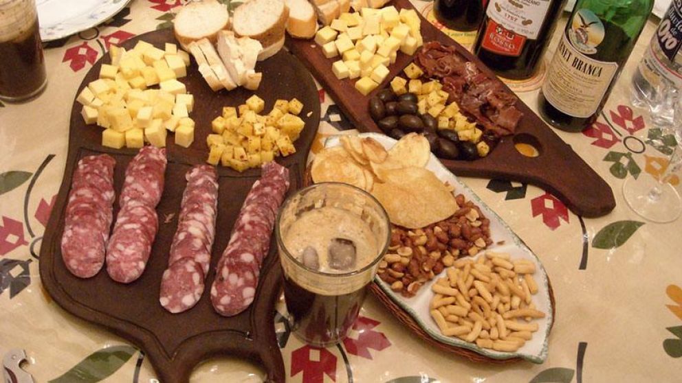 Tucumán quiere prohibir el fernet, maní y salame