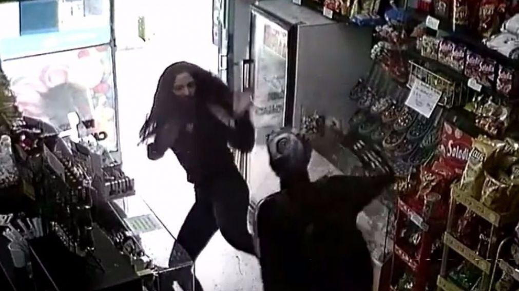 Kiosquera impidió robo con patada karateca