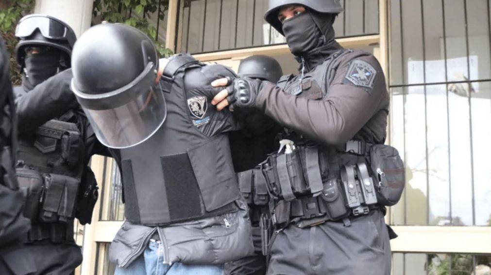 El imputado con una fuerte custodia policial (Gentileza Todo Jujuy).