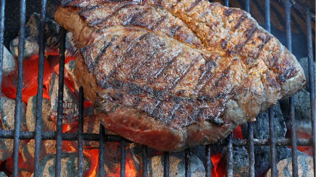 Ni falda ni tira de asado: El corte "multipropósito" por $6000 que sale tierno a la parrilla y se gana todos los halagos