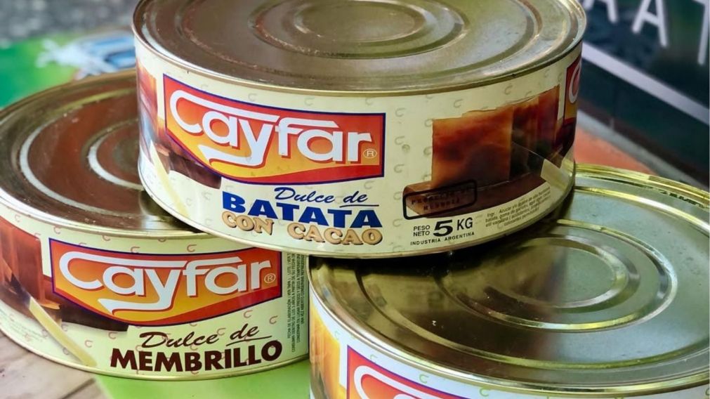 Una mesa funcional y original hecha con latas de membrillo recicladas, ideal para darle un nuevo uso a objetos que podrían terminar en la basura (Imagen ilustrativa).