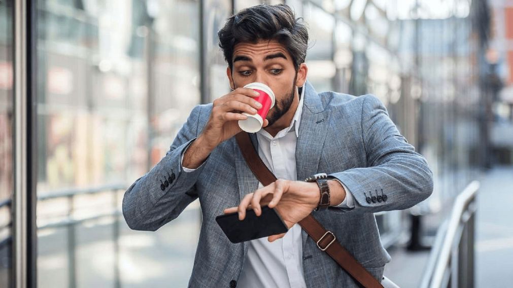 Cuando el reloj corre, pero el signo impuntual sigue en modo “ya voy”.
