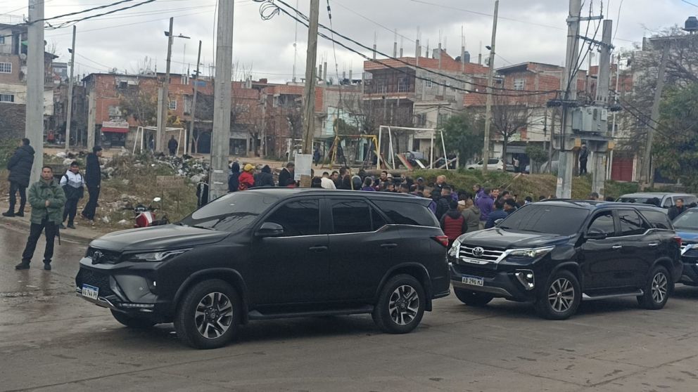 Un amplio operativo impidió a los vecinos acercarse a Milei en Villa Celina.