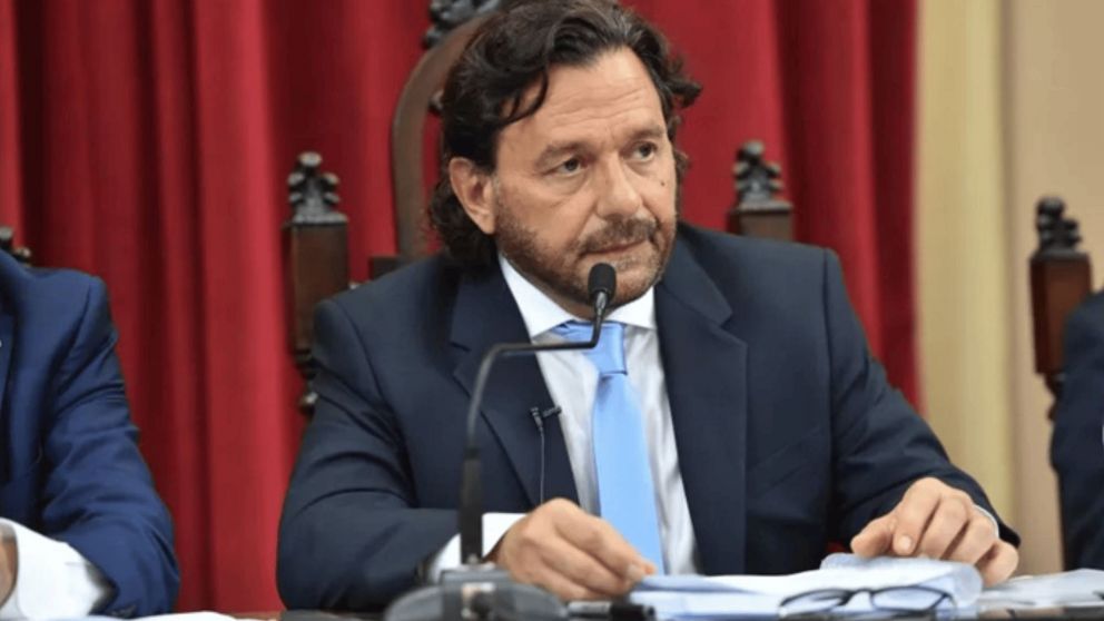 “Insistimos en la necesidad de dar de baja los planes sociales de ANSES a aquellos extranjeros que los cobran sin vivir en nuestro país”, expresó Sáenz