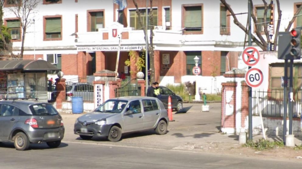Los oficiales heridos de bala fueron asistidos por m�dicos en este hospital.