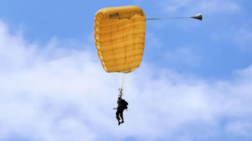 Una turista británica denunció que fue abusada por un instructor al tirarse en paracaídas (Imagen ilustrativa/Pixabay).