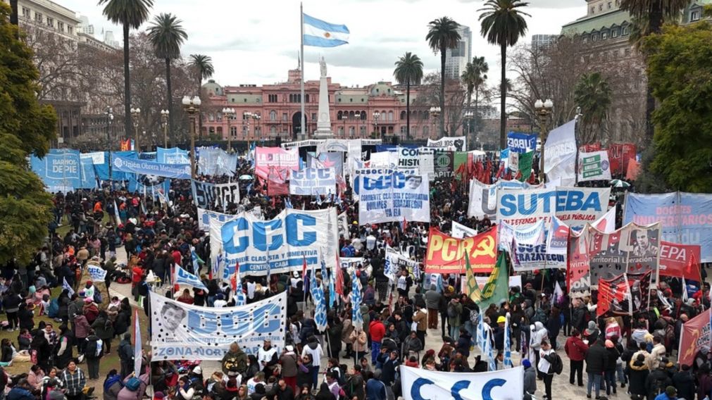 Los sindicatos y agrupaciones sociales encabezaron la marcha hacia Plaza de Mayo.
