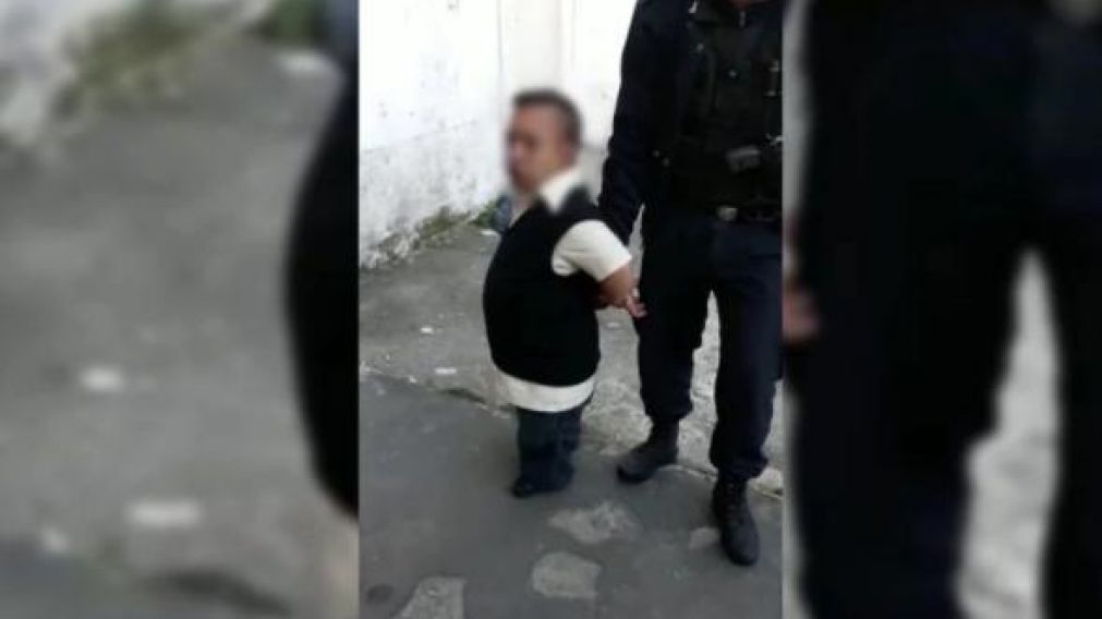 Policías filman burlándose de "enano" y acaban desafectados
