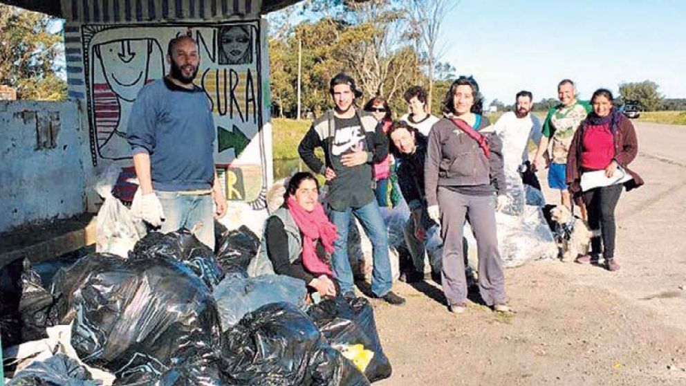 Juntan residuos con sus propias manos