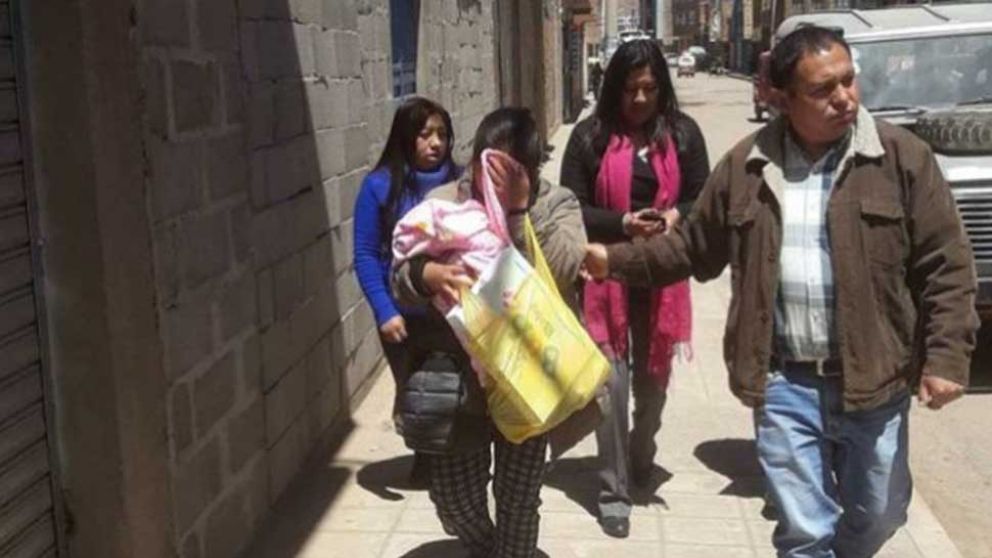 Peruana quiso vender a bebita en Facebook y acabó detenida