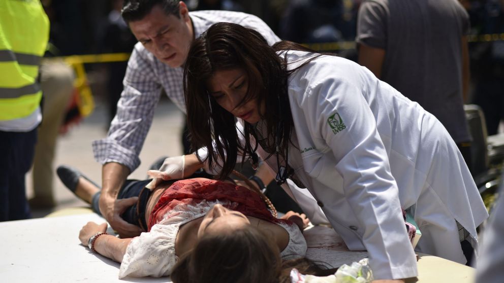 Mexicana caminaba por la calle, se cayó un poste y le partió la cabeza