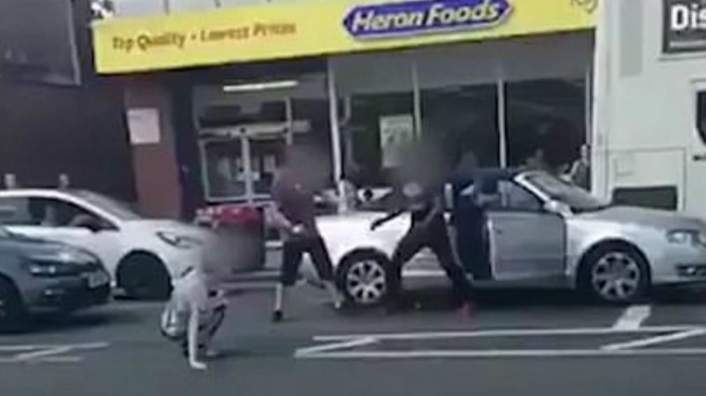 "Miyagi" brit�nico somete a dos hombres en pelea callejera