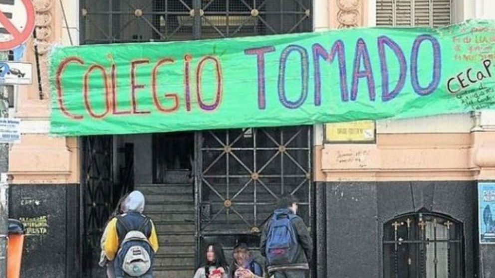 Los padres no descartan medidas judiciales de no normalizarse la situación.
