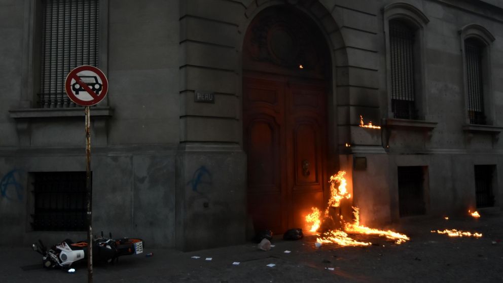 El fuego del proyectil, en la entrada del edificio del Poder Legislativo (DyN).