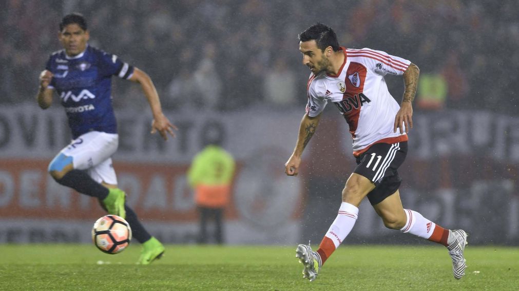 Scocco, figura y goleador en los primeros minutos del partido (Télam).