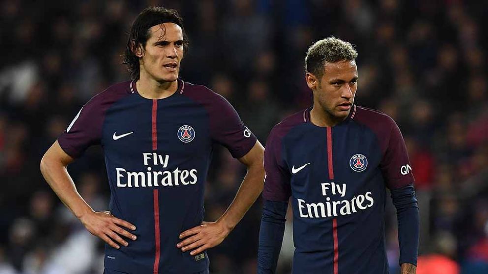 PELEA. Entre Cavani, Neymar y Alves que ya se alejó de la discusión. (AFP)