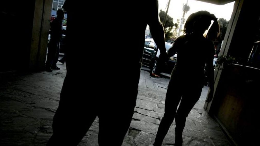 Madre entregó a sus hijas a un "brujo" para que abusara de ellas