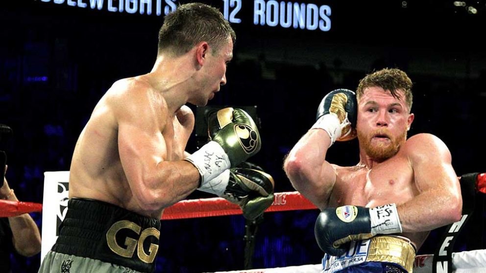 PAREJO. El combate entre el kazajo y el mexicano (AFP).