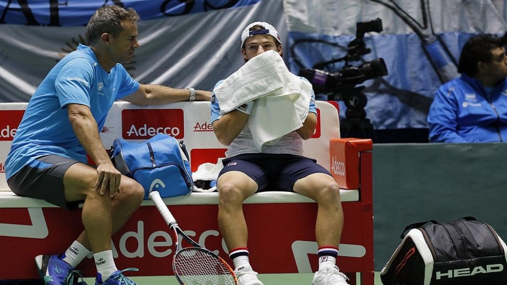 El capitán consuela a Peque después de la derrota