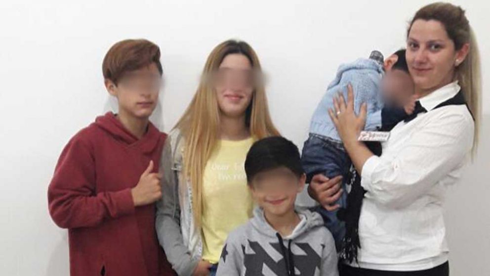Familia víctima de okupas, recibió puñalada y quedó en la calle con hijo discapacitado