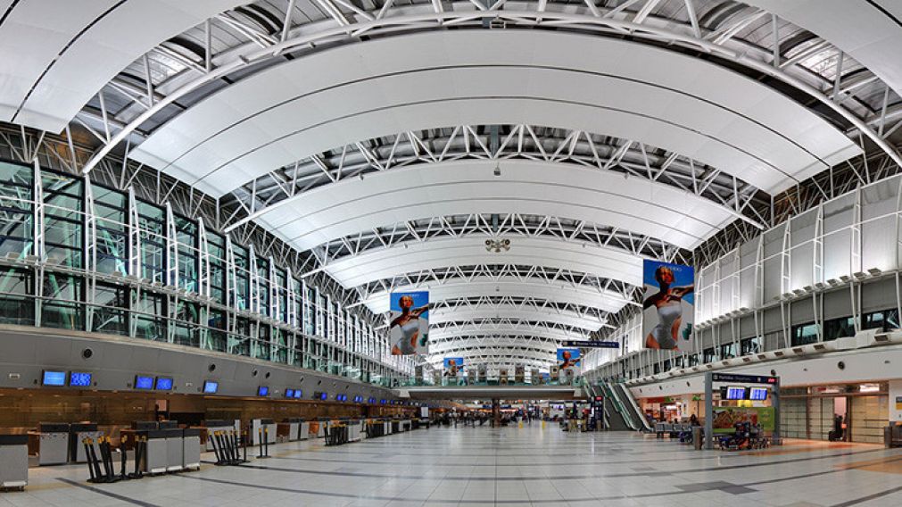 Susto en Ezeiza: un pasajero dejó dos valijas olvidadas y evacuaron el aeropuerto