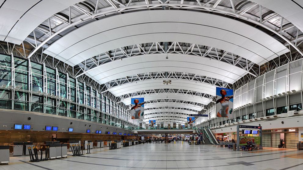 Susto en Ezeiza: un pasajero dejó dos valijas olvidadas y evacuaron el aeropuerto