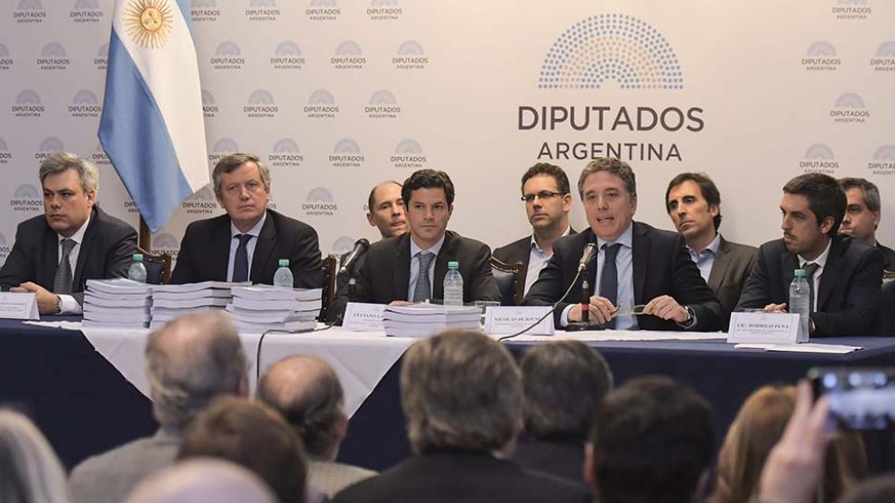 Dujovne, el ministro de Hacienda, fue acompañado por los diputados oficialistas Laspina y Monzó. (Télam)