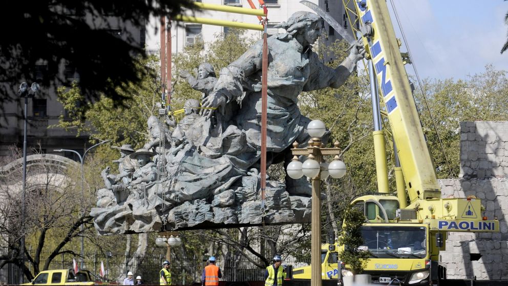 Trasladaron el monumento de Juana Azurduy al CCK